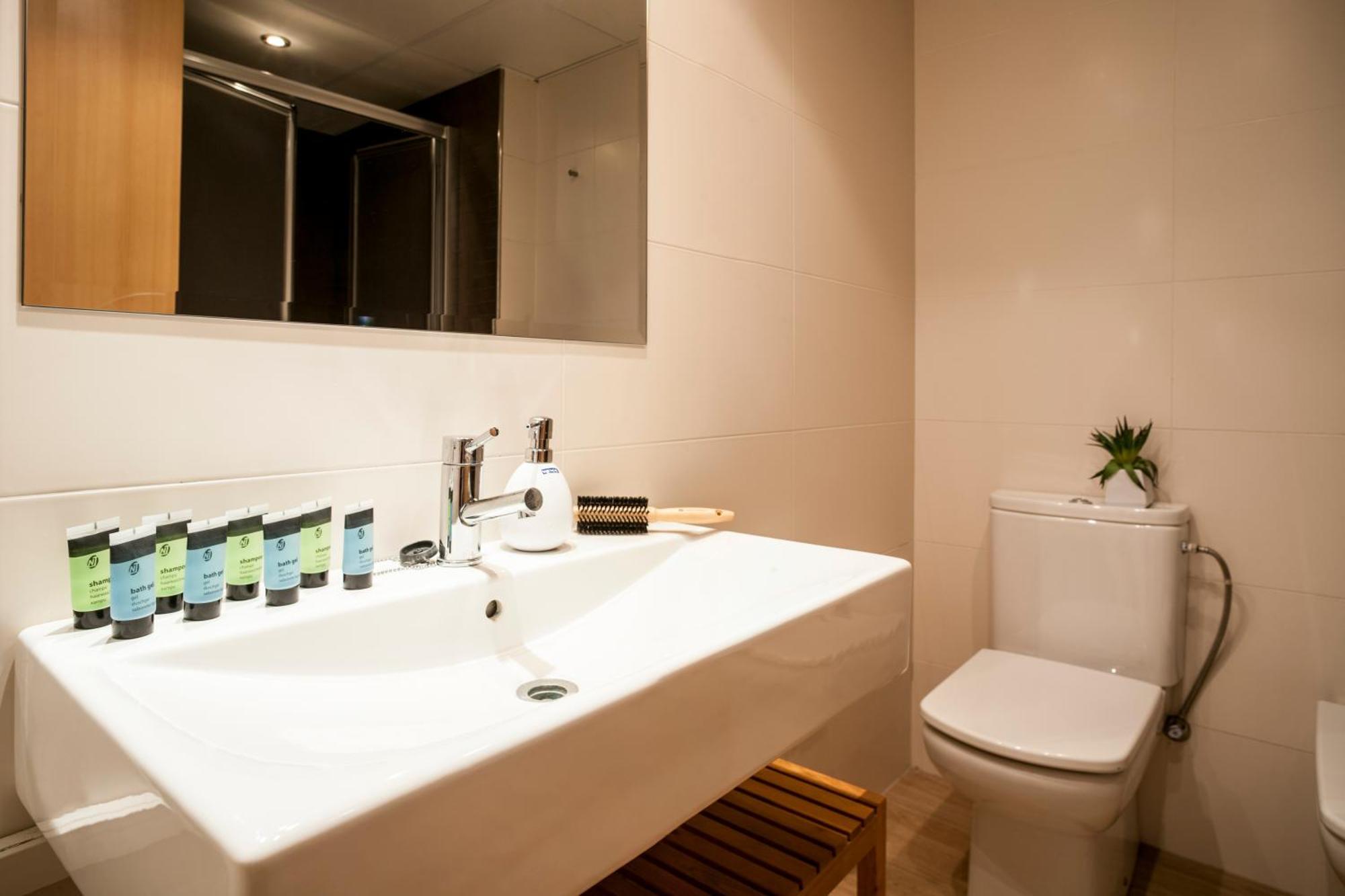 Feelathome Mozart Apartments Барселона Экстерьер фото